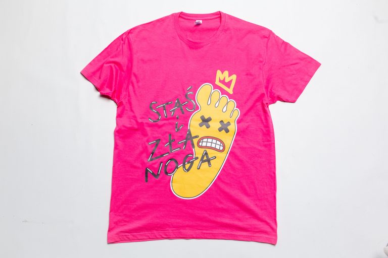 Włącz powiększenie: Różowa koszulka z kolorowym nadrukiem z napisem Staś i Zła Noga