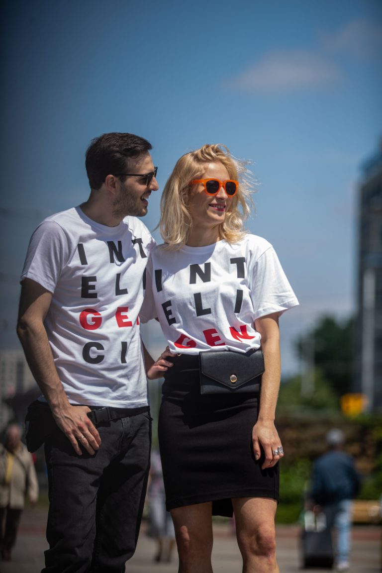 Włącz powiększenie: Kobieta i mężczyzna w białych koszulkach z napisem Inteligenci
