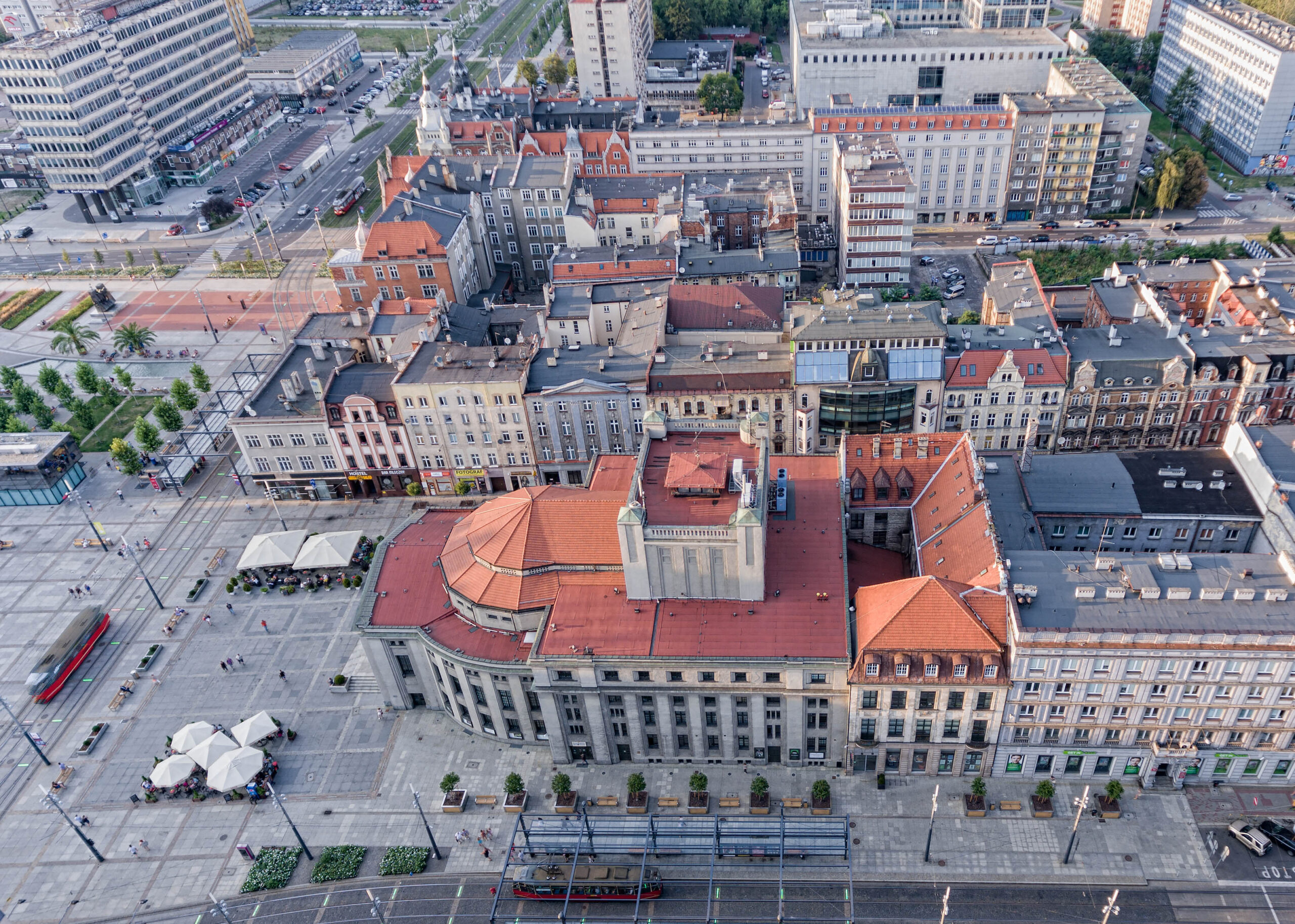 Budynek Teatru Śląskiego i jego okolica z lotu ptaka