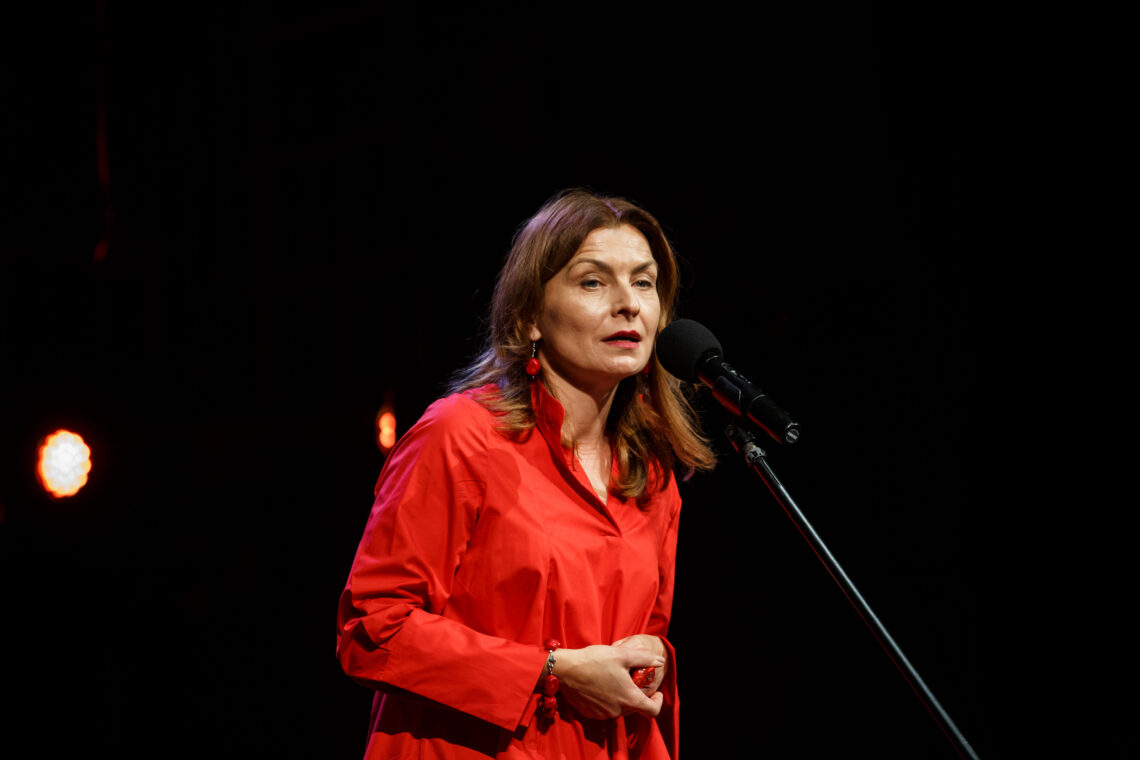 Aneta Szubert przemawia do mikrofonu na statywie