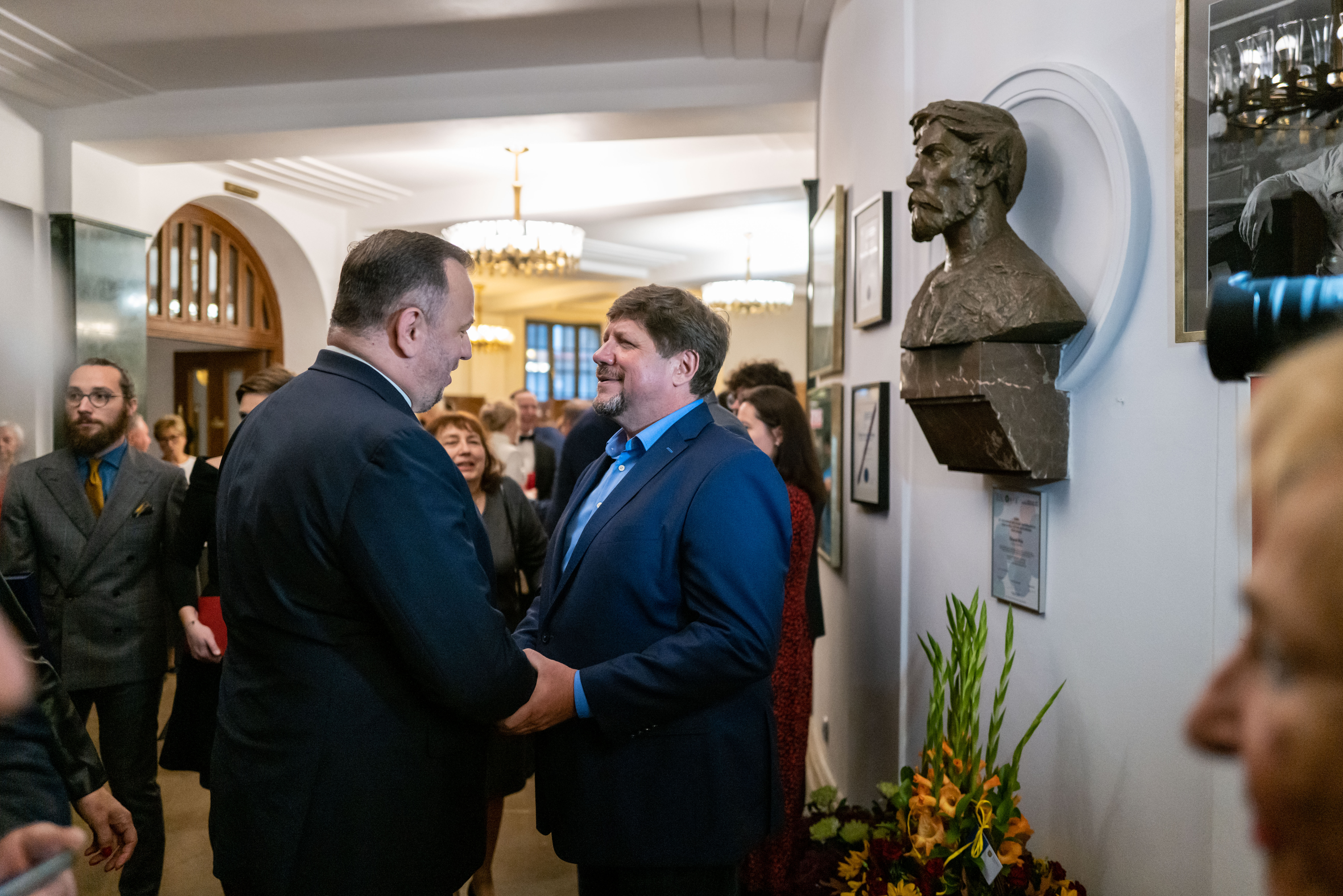 Dyrektor Robert Talarczyk witający się z marszałkiem województwa śląskiego Jakubem Chełstowskim w foyer Dużej Sceny