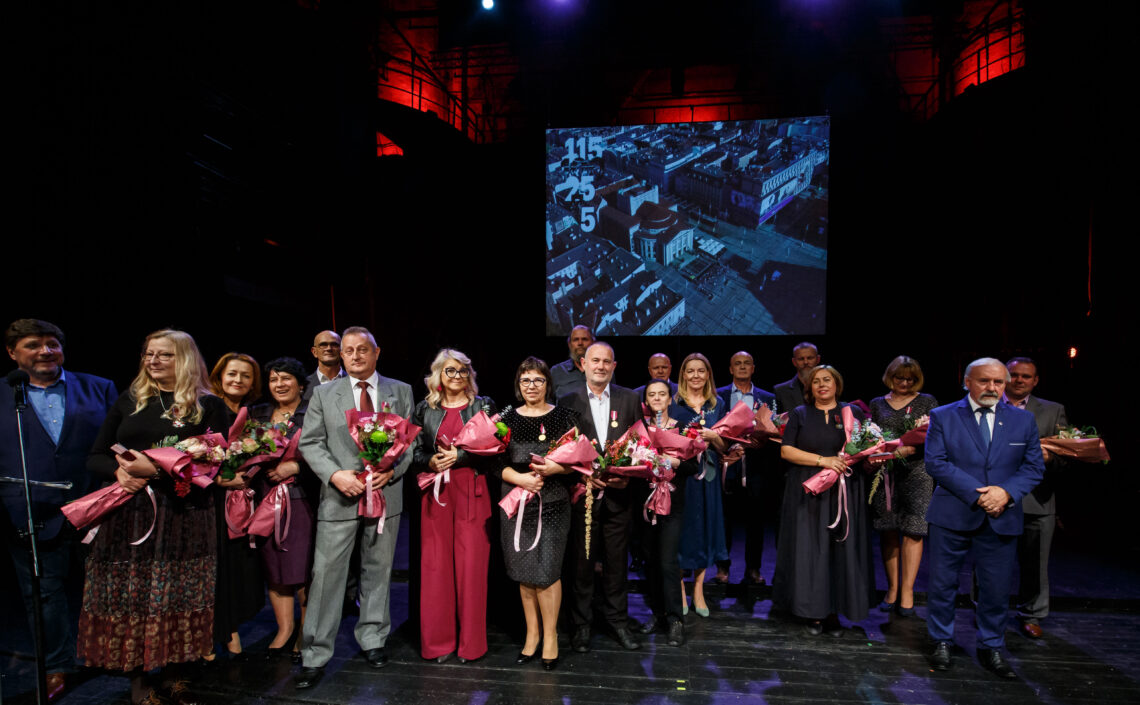 Wspólne zdjęcie osób odznaczonych Krzyże Zasługi oraz Medalem za Długoletnią Służbę wraz z Czesławem Sobierajskim Doradcą Wojewody Śląskiego oraz Dyrektorem Robertem Talarczykiem