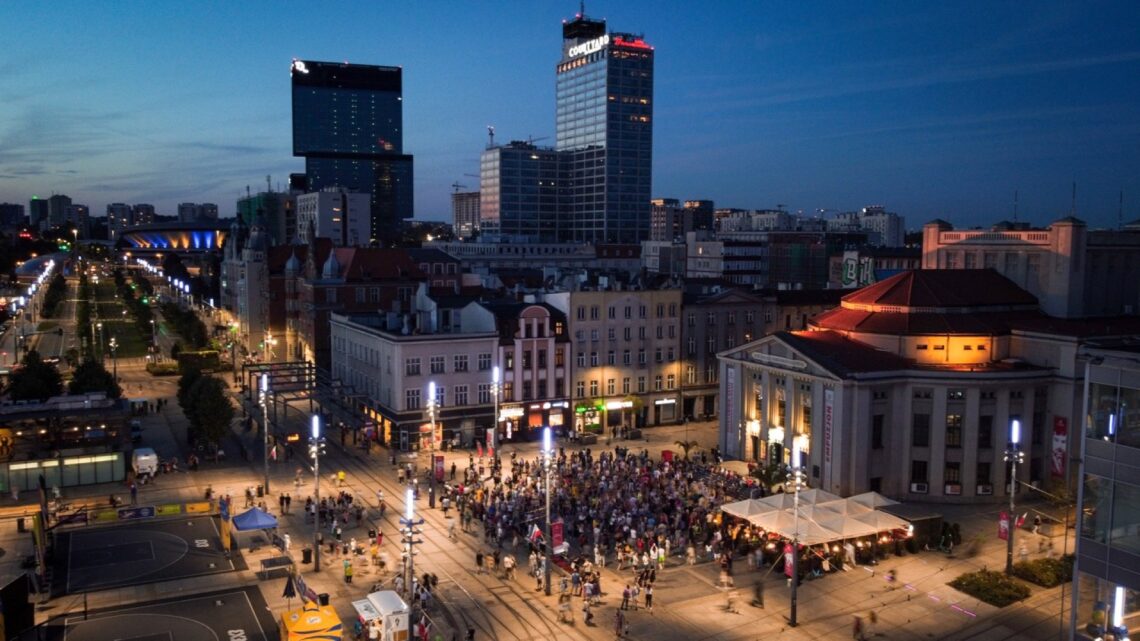 Tłum ludzie na rynku przed teatrem - zdjęcie robione z lotu ptaka, widok na miasto w tym na budynek Teatru Śląskiego