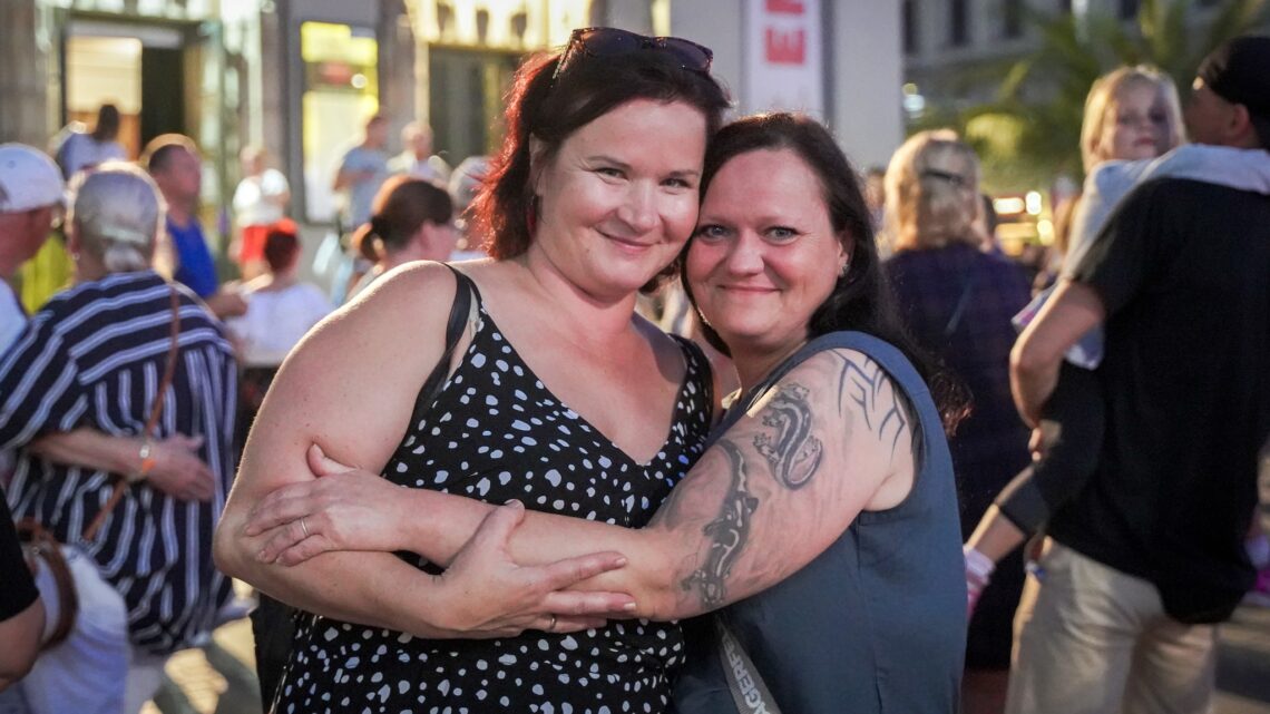Dwie przytulone kobiety pozujące do zdjęcia