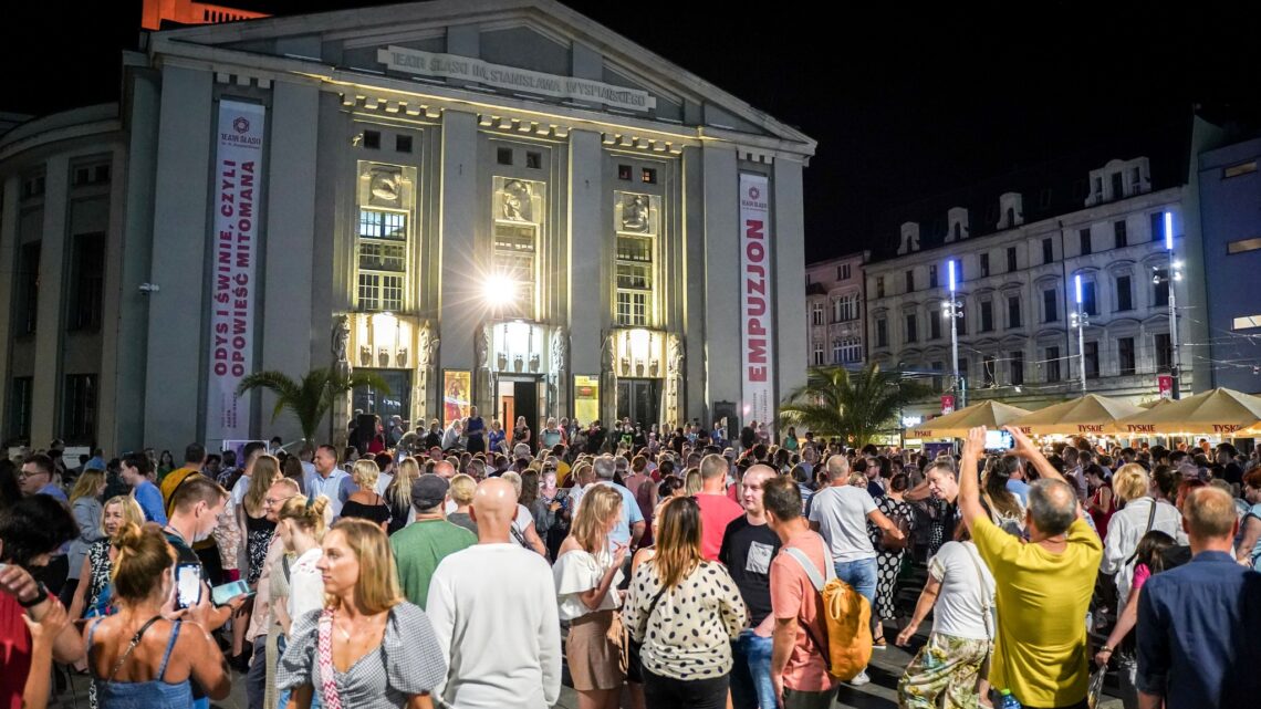 Tłum ludzi tańczących na Rynku przed Teatrem - widok na budynek