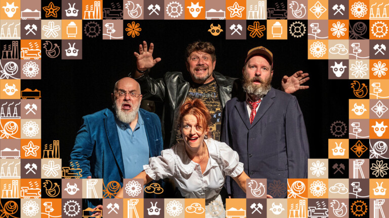 Grupowe zdjęcie czterech osób, w centrum w pierwszym rzędzie kobieta pochyla się do przodu, mężczyzna za nią ma wyciągnięta ręce na boki, wszyscy mają zdziwione miny; wokół zdjęcia ramka z małych kwadracików w różnych kolorach (odcienie pomarańczowego i brązowego) przedstawiające obrazki związane ze Śląskiem, np. szyb górniczy, wagon z węglem, kluski śląskie