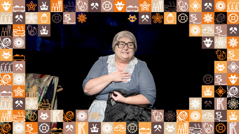 Siedząca starsza kobieta w okularach; wokół zdjęcia ramka z małych kwadracików w różnych kolorach (odcienie pomarańczowego i brązowego) przedstawiające obrazki związane ze Śląskiem, np. szyb górniczy, wagon z węglem, kluski śląskie