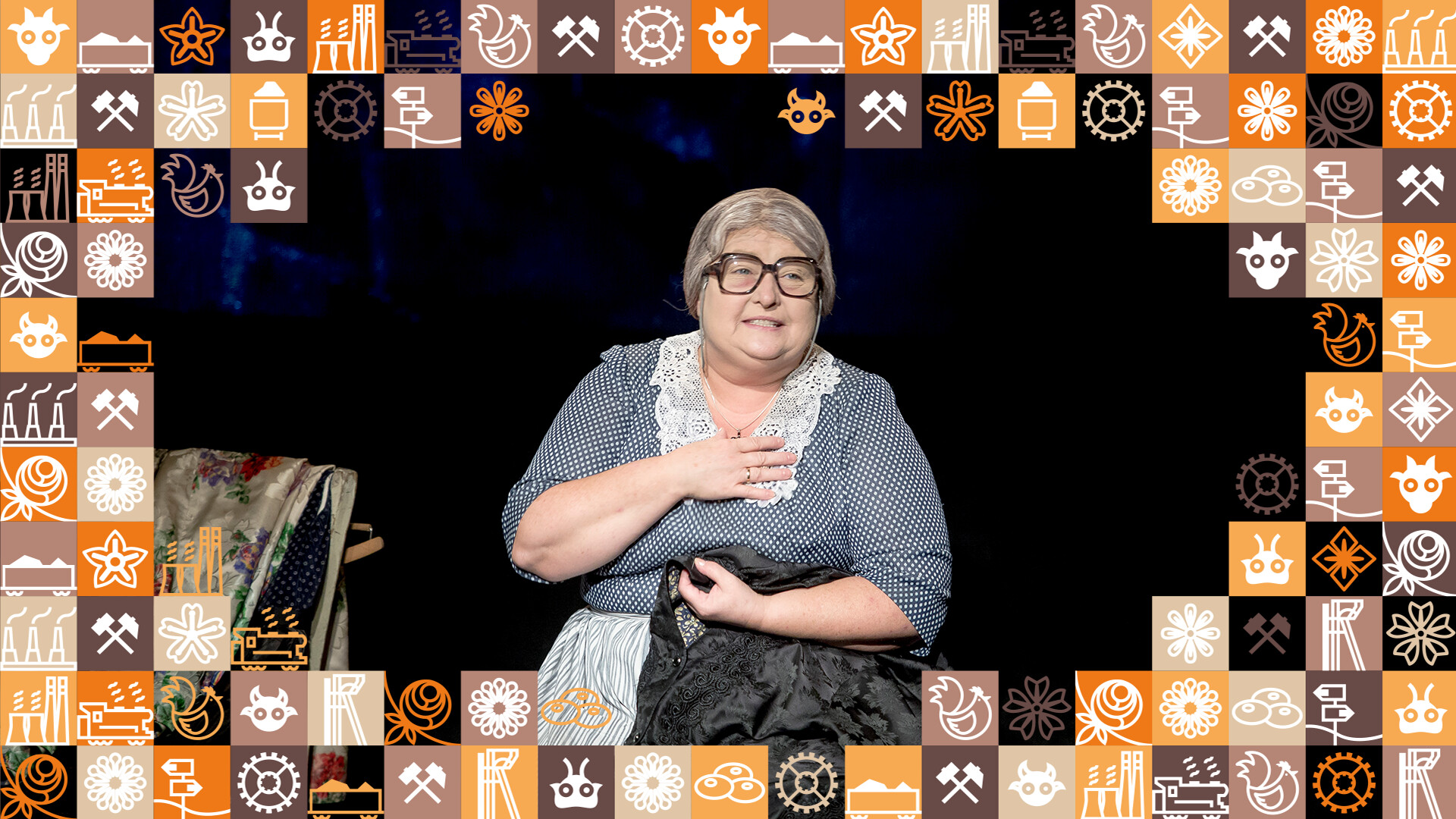 Siedząca starsza kobieta w okularach; wokół zdjęcia ramka z małych kwadracików w różnych kolorach (odcienie pomarańczowego i brązowego) przedstawiające obrazki związane ze Śląskiem, np. szyb górniczy, wagon z węglem, kluski śląskie