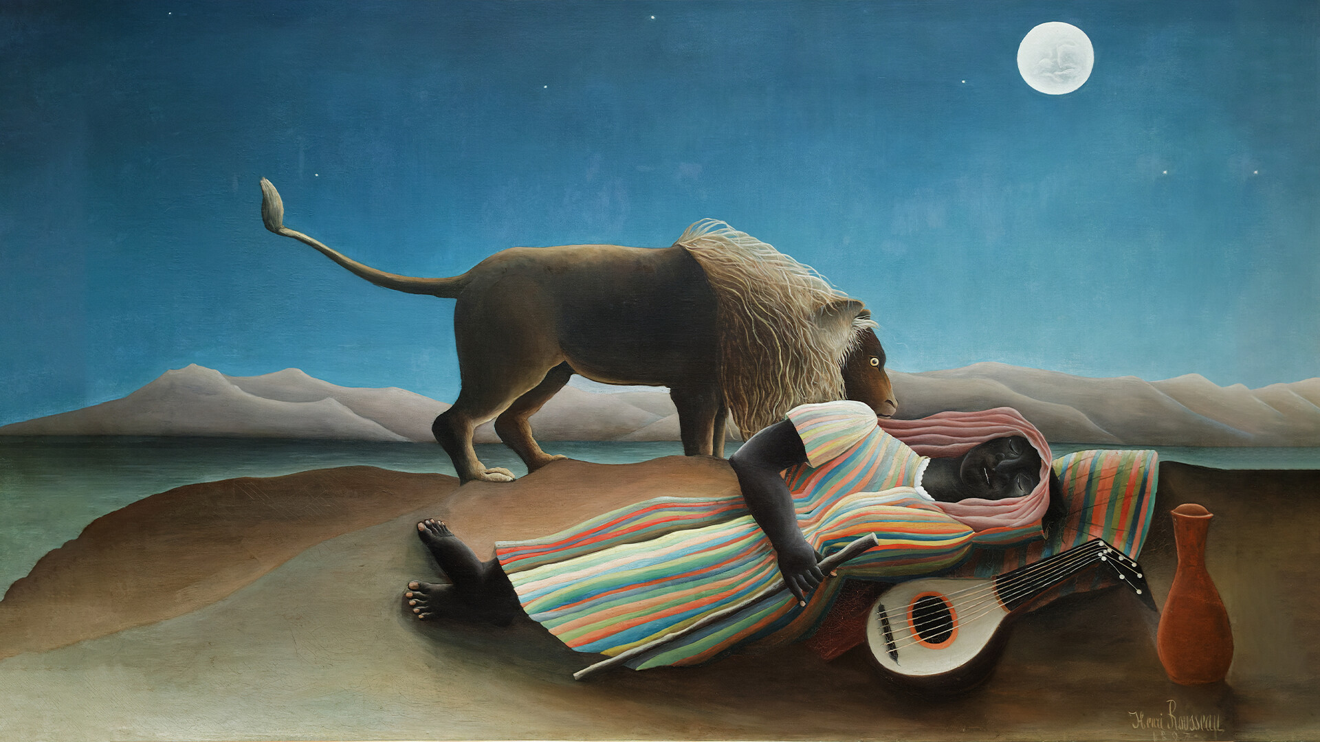 Obraz olejny Śpiąca Cyganka Henriego Rousseau. Na nocnej pustyni śpi kobieta w pasiastym, długim stroju, leżąca na piasku z mandoliną i dzbanem obok. Tuż przy jej twarzy stoi lew, spokojny i niegroźny, jakby tylko ją obserwował. Całość oświetla księżyc, tworząc cichą, senną i tajemniczą atmosferę.