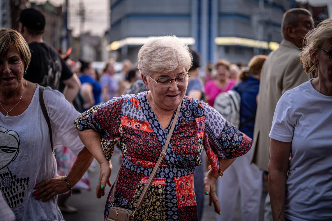 Kobieta w trakcie tańca, dłonie w trakcie ruchu na wysokości bioder