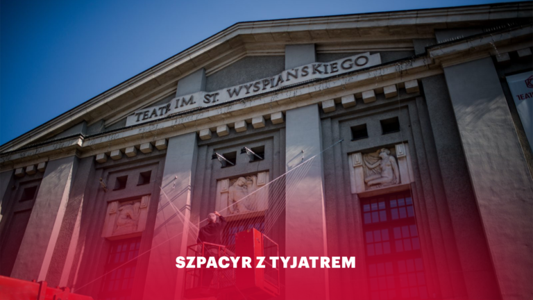 Grafika: w dole napis Szpacyr z tyjatrem (Spacer z teatrem), w tle zdjęcie: szczyt fasady budynku Teatru Śląskiego, u góry wstęga z nazwą teatru, poniżej przy płaskorzeźby