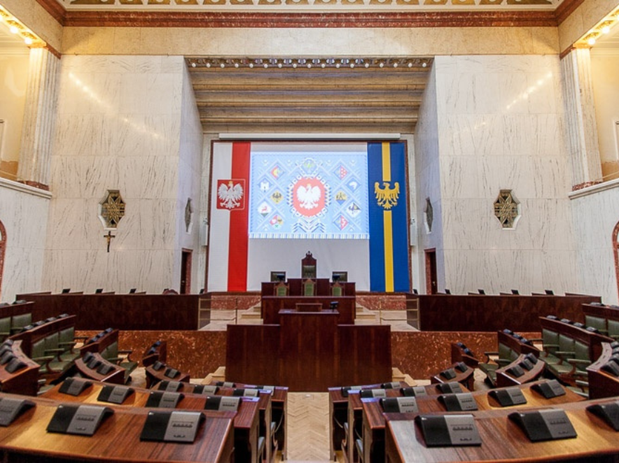 Sala Sejmu Śląskiego w Katowicach, pulpity z przyciskami do głosowania, w centrum sali podwyższenie