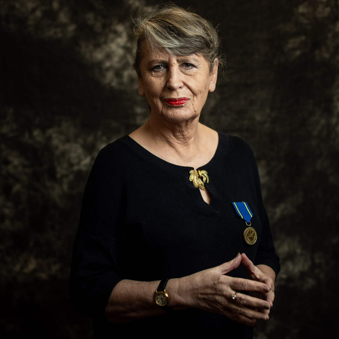 Zdjęcie portretowe Joanny Wnuk-Nazarowej z przypiętym medalem przy piersi