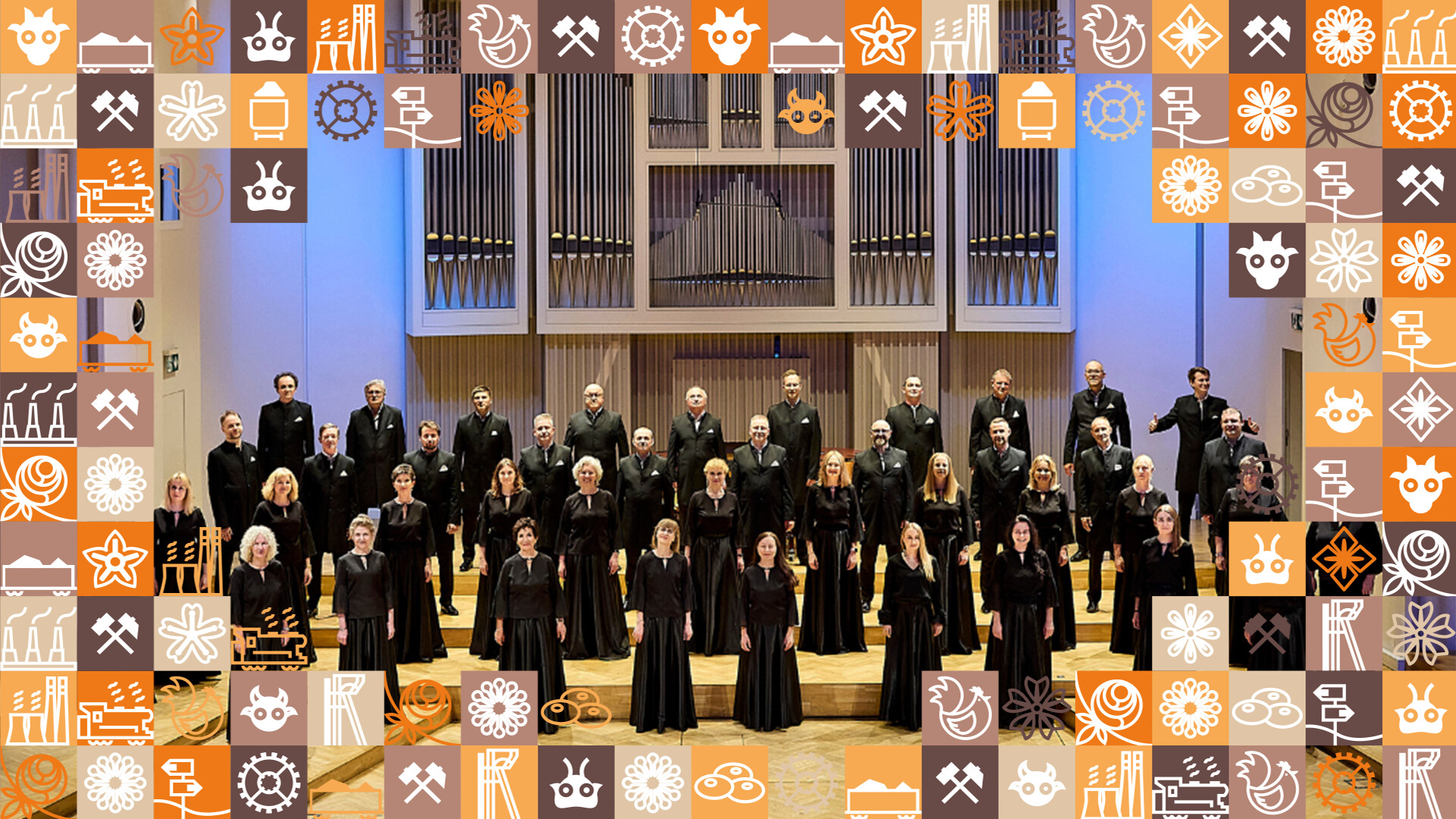 Osoby ubrane na czarno stojące na tle organów, w dwóch pierwszych rzędach kobiety, w trzecim i czwartym mężczyźni; wokół zdjęcia ramka z małych kwadracików w różnych kolorach (odcienie pomarańczowego i brązowego) przedstawiające obrazki związane ze Śląskiem, np. szyb górniczy, wagon z węglem, kluski śląskie