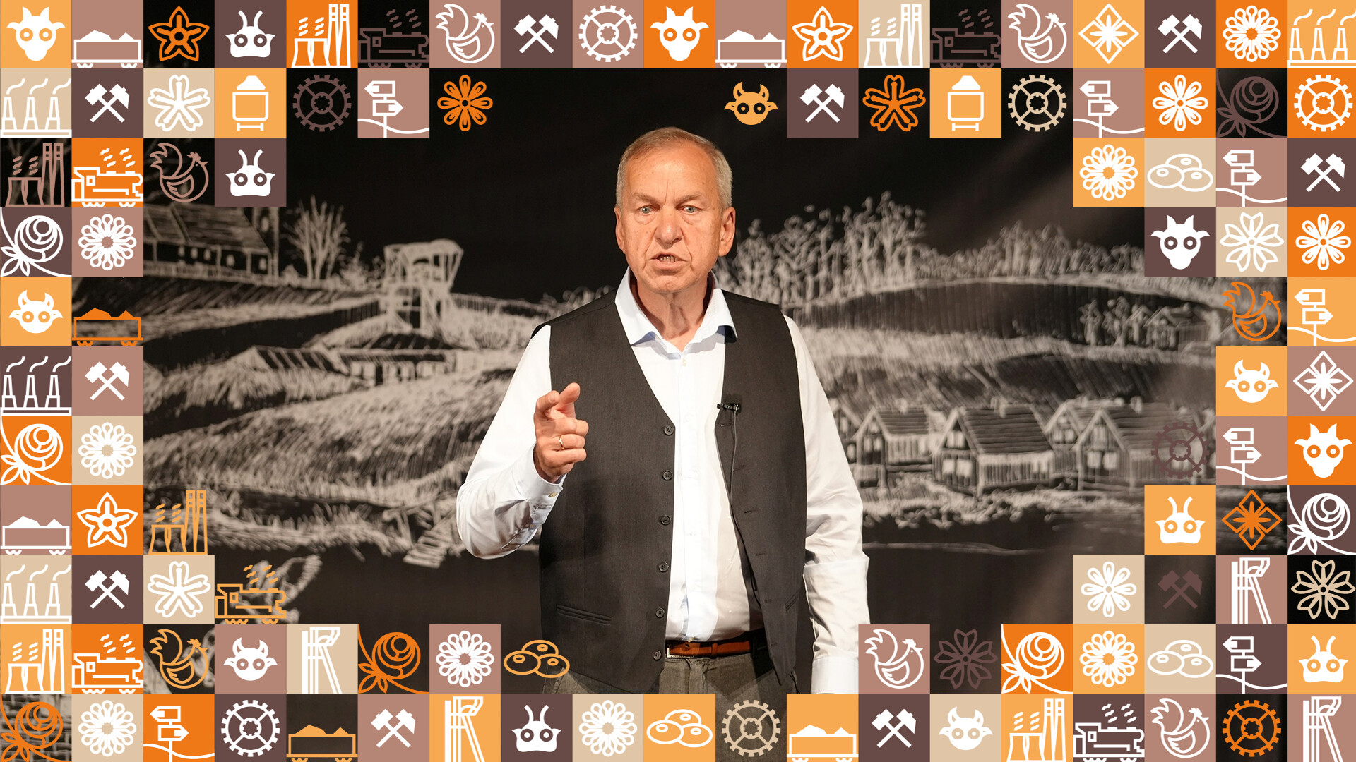 Mężczyzna w kamizelce z wyciągniętym do przodu palcem prawej dłoni, za nim widok wsi w formie ryciny; wokół zdjęcia ramka z małych kwadracików w różnych kolorach (odcienie pomarańczowego i brązowego) przedstawiające obrazki związane ze Śląskiem, np. szyb górniczy, wagon z węglem, kluski śląskie