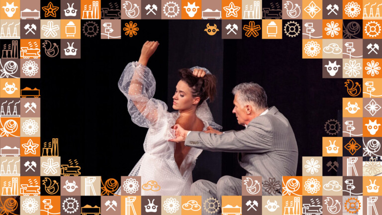 Mężczyzna pomagający zapiąć z tyłu suknię ślubną kobiecie; wokół zdjęcia ramka z małych kwadracików w różnych kolorach (odcienie pomarańczowego i brązowego) przedstawiające obrazki związane ze Śląskiem, np. szyb górniczy, wagon z węglem, kluski śląskie