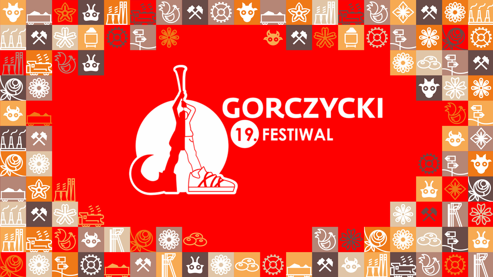 Biała grafika na czerwonym tle: narysowana postać w dwóch różnych butach, dmuchająca do trąbki skierowanej ku górze, z boku napis Gorzycki 19. Festiwal; wokół grafiki ramka z małych kwadracików w różnych kolorach (odcienie pomarańczowego i brązowego) przedstawiające obrazki związane ze Śląskiem, np. szyb górniczy, wagon z węglem, kluski śląskie
