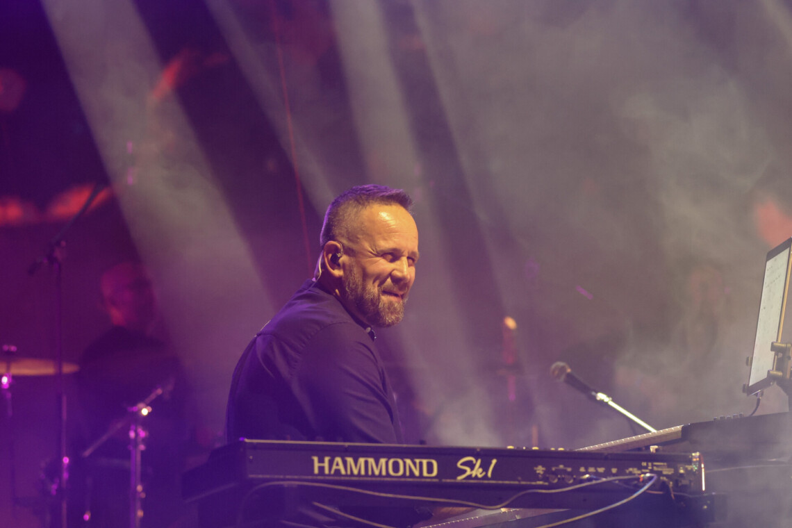 Mężczyzna siedzący przy organach