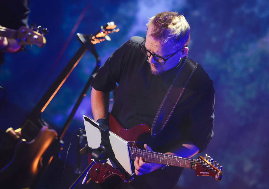 Mężczyzna grający na gitarze