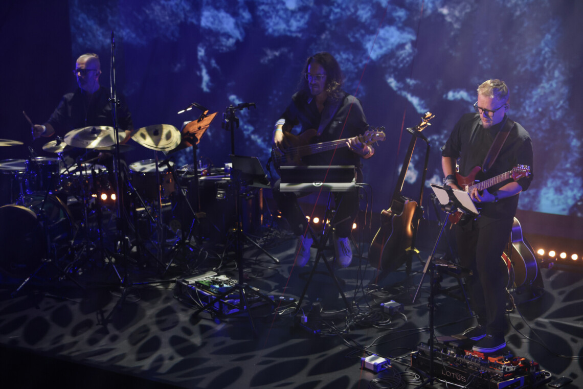 Muzycy w trakcie koncertu - perkusja oraz dwie gitary