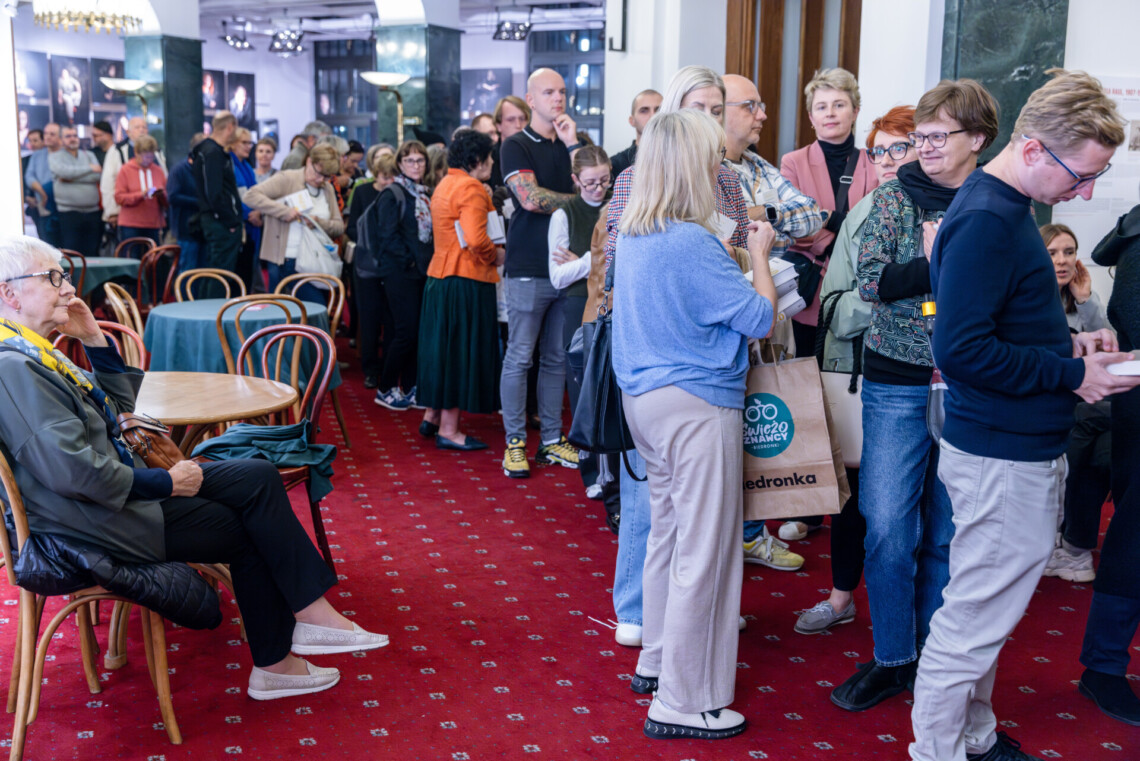 Osoby stojące w długiej kolejce w foyer Dużej Sceny Teatru Śląskiego