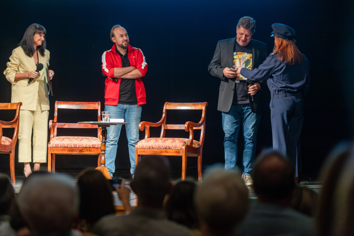 Cztery osoby stojące na scenie, z lewej Anna Dudzińska, Zbigniew Rokita patrzący w stronę Roberta Talarczyka oraz Barbary Lubos stojących razem