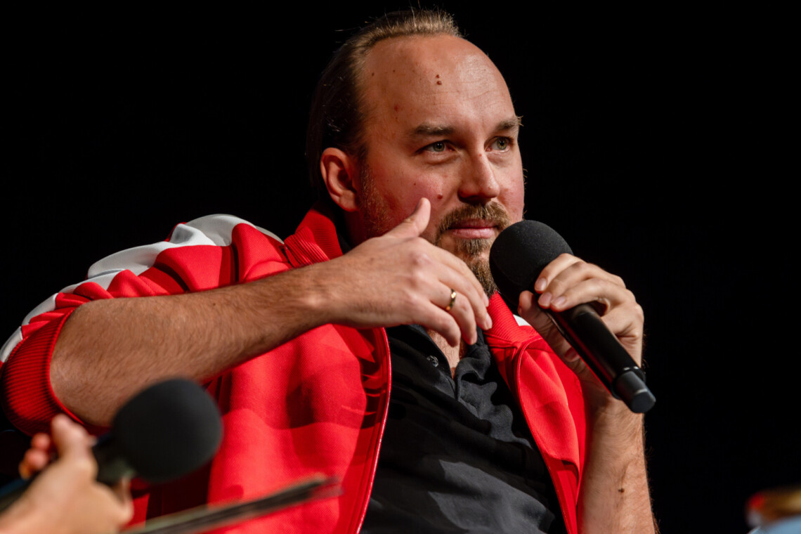 Zbigniew Rokita trzymający przed twarzą mikrofon, przybliżenie