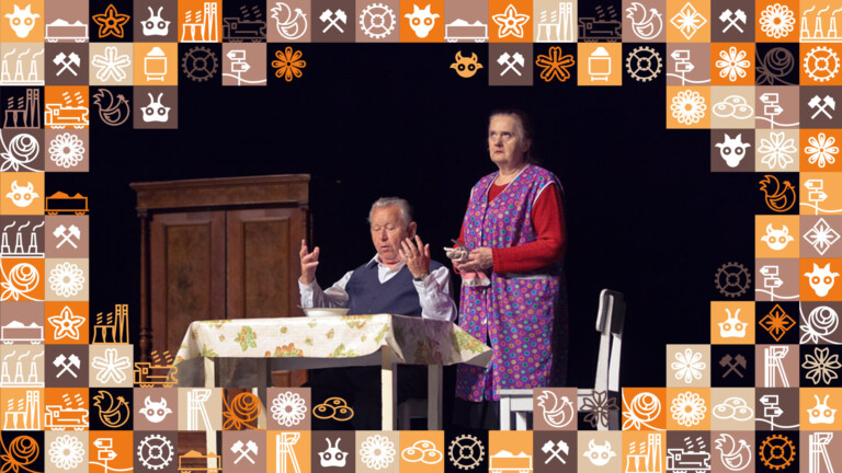 Mężczyzna siedzący za stołem nad talerzem zupy, ręce ma uniesiony w górę, za nim stoi kobieta; wokół zdjęcia ramka z małych kwadracików w różnych kolorach (odcienie pomarańczowego i brązowego) przedstawiające obrazki związane ze Śląskiem, np. szyb górniczy, wagon z węglem, kluski śląskie