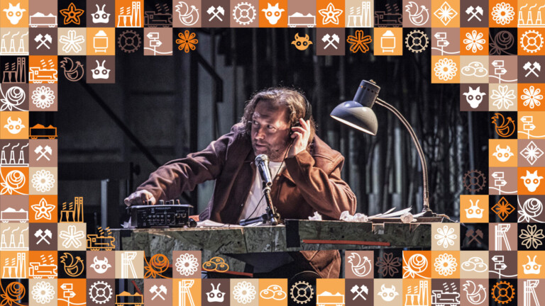 Mężczyzna siedzący za stołem, ma założone słuchawki, przed nim stoi mikrofon oraz stare radio; wokół zdjęcia ramka z małych kwadracików w różnych kolorach (odcienie pomarańczowego i brązowego) przedstawiające obrazki związane ze Śląskiem, np. szyb górniczy, wagon z węglem, kluski śląskie