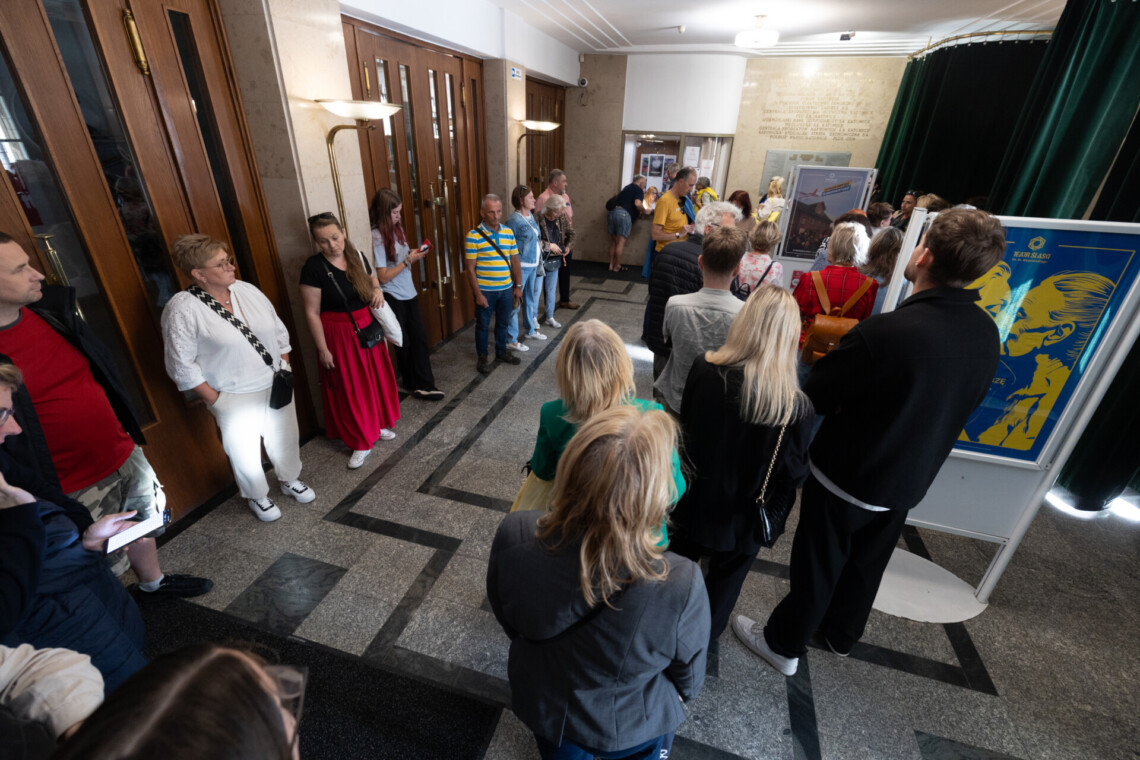 Osoby stojące w holu biletowym Dużej Sceny Teatru Śląskiego