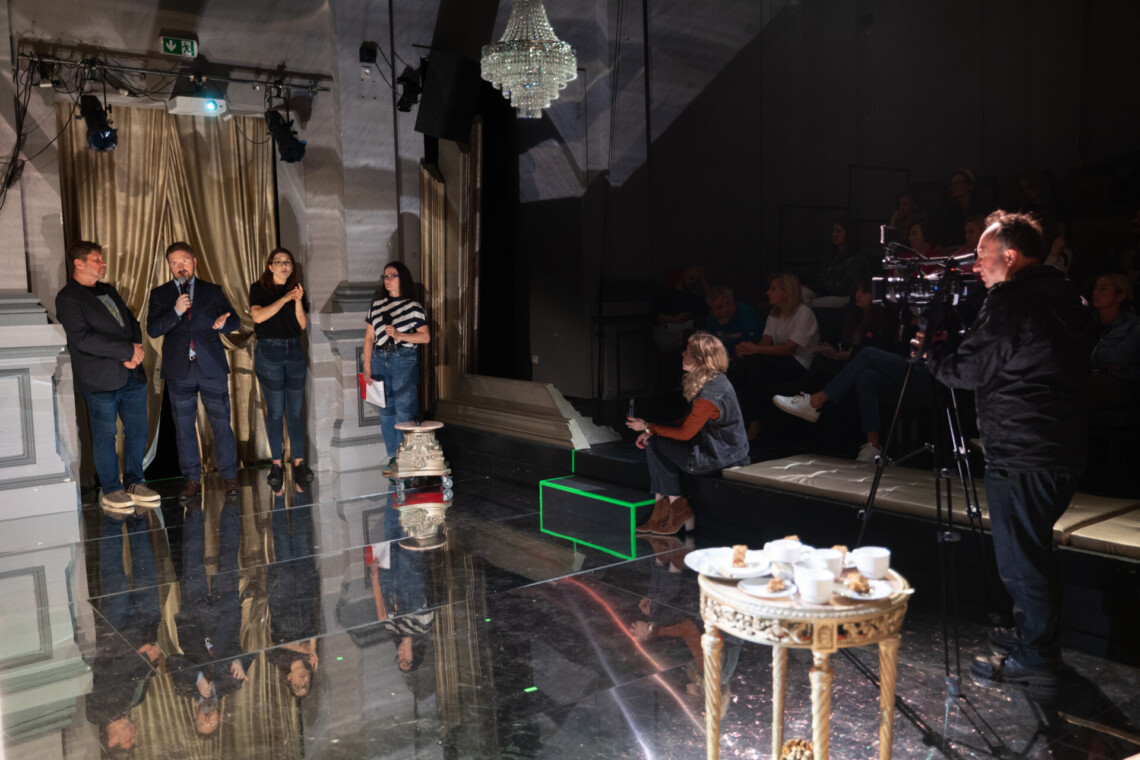 Na pierwszym planie kamerzysta w trakcie nagrania, na drugim planie od lewej Dyrektor Robert Talarczyk, przedstawiciel GZM, Tłumaczka PJM oraz Rzeczniczka prasowa Teatru.