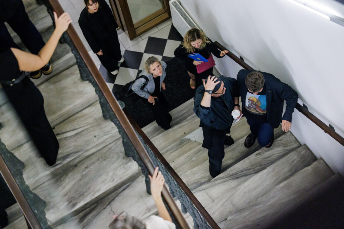 Publiczność wchodząca po schodach prowadzących na scenę w Malarni. Widok z góry.