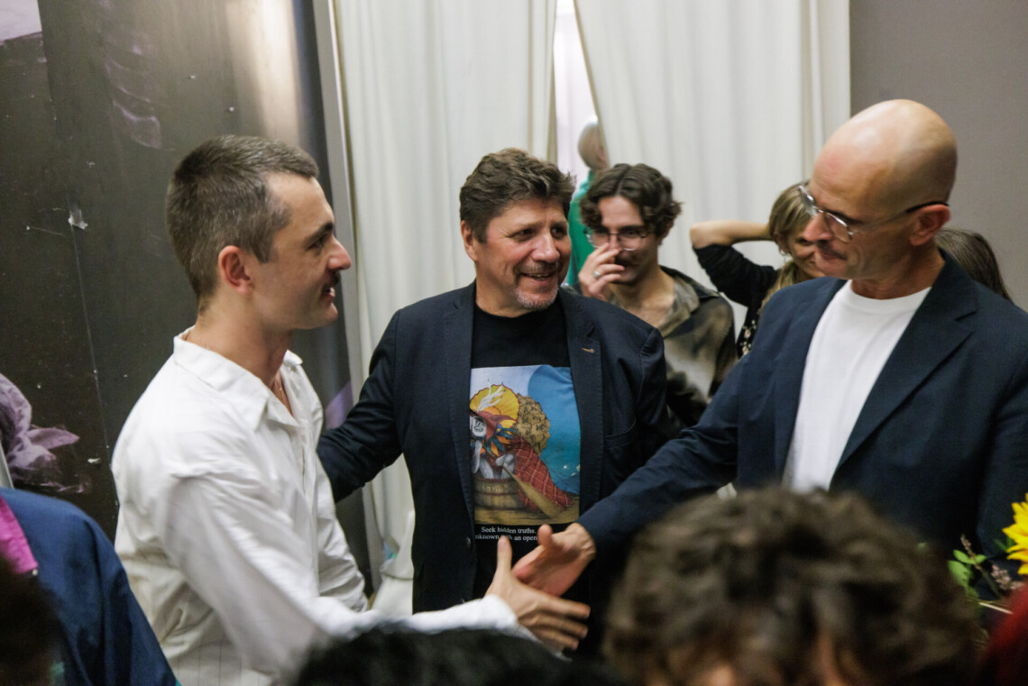 Dyrektor Bogusław Jasiok ściska dłoń Hubertowi Sulimie, między nimi stoi dyrektor Robert Talarczyk