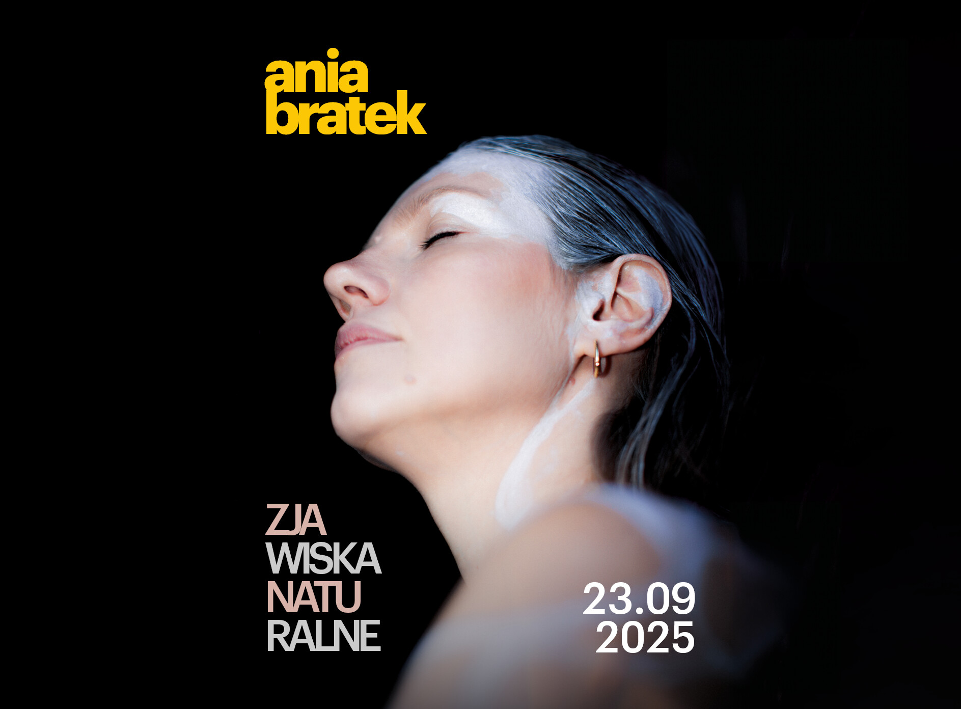 Plakat: Zdjęcie profilowe Ani Bratek. Kobieta ma zamknięte oczy, włosy zaczesane do tyłu. Tło plakatu w czerni. U góry żółty napis: ania bratek, na dole napis: zjawiska naturalne; 23.09.2025