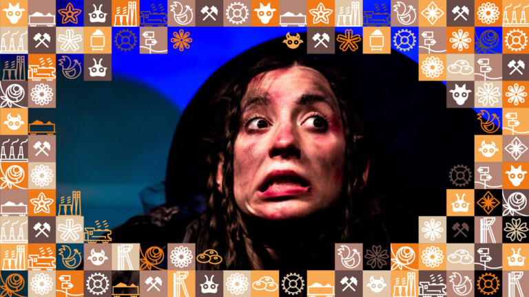 Kobieta z warkoczykami w czarnym nakryciu głowy, ma twarz wybrudzoną na czarno, usta delikatnie otwarte, zaciśnięte zęby, oczy skierowany ku górze w bok; wokół zdjęcia ramka z małych kwadracików w różnych kolorach (odcienie pomarańczowego i brązowego) przedstawiające obrazki związane ze Śląskiem, np. szyb górniczy, wagon z węglem, kluski śląskie