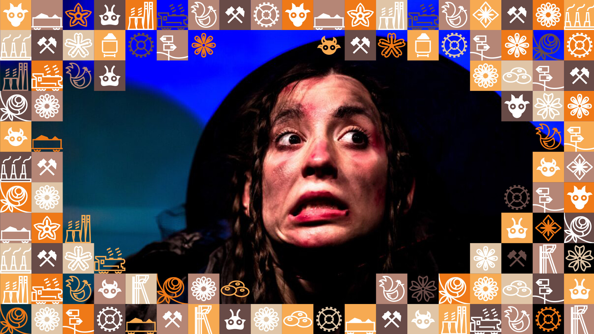 Kobieta z warkoczykami w czarnym nakryciu głowy, ma twarz wybrudzoną na czarno, usta delikatnie otwarte, zaciśnięte zęby, oczy skierowany ku górze w bok; wokół zdjęcia ramka z małych kwadracików w różnych kolorach (odcienie pomarańczowego i brązowego) przedstawiające obrazki związane ze Śląskiem, np. szyb górniczy, wagon z węglem, kluski śląskie