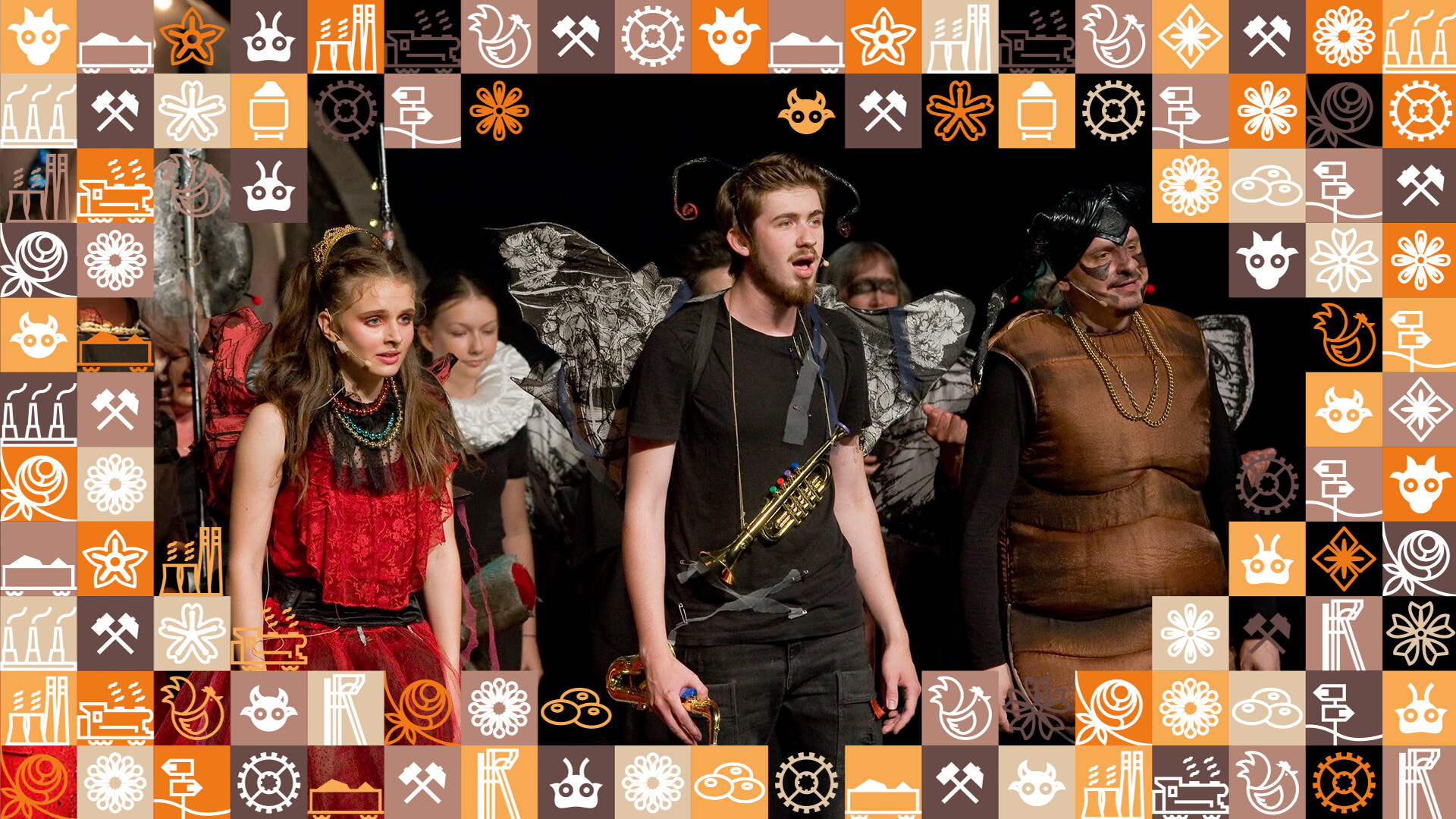 W pierwszym rzędzie stoją trzy osoby w kostiumach, wyglądają jak robaczkil; wokół zdjęcia ramka z małych kwadracików w różnych kolorach (odcienie pomarańczowego i brązowego) przedstawiające obrazki związane ze Śląskiem, np. szyb górniczy, wagon z węglem, kluski śląskie