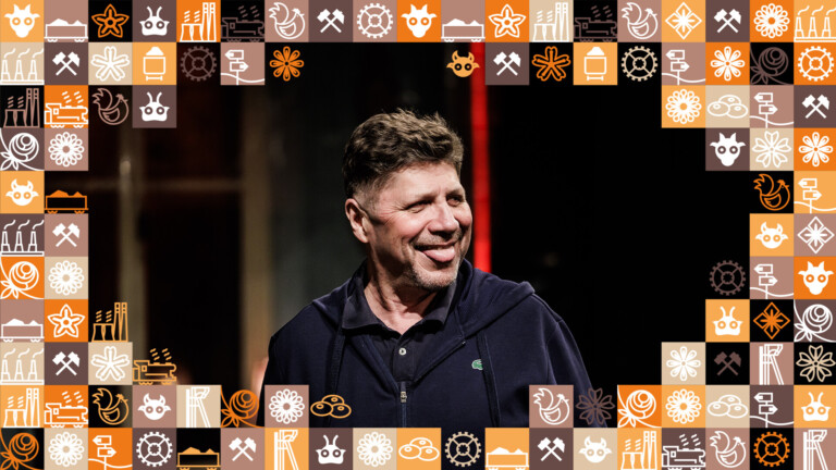 Mężczyzna pokazujący język, ma przymrużone oczy, patrzy w bok; wokół zdjęcia ramka z małych kwadracików w różnych kolorach (odcienie pomarańczowego i brązowego) przedstawiające obrazki związane ze Śląskiem, np. szyb górniczy, wagon z węglem, kluski śląskie