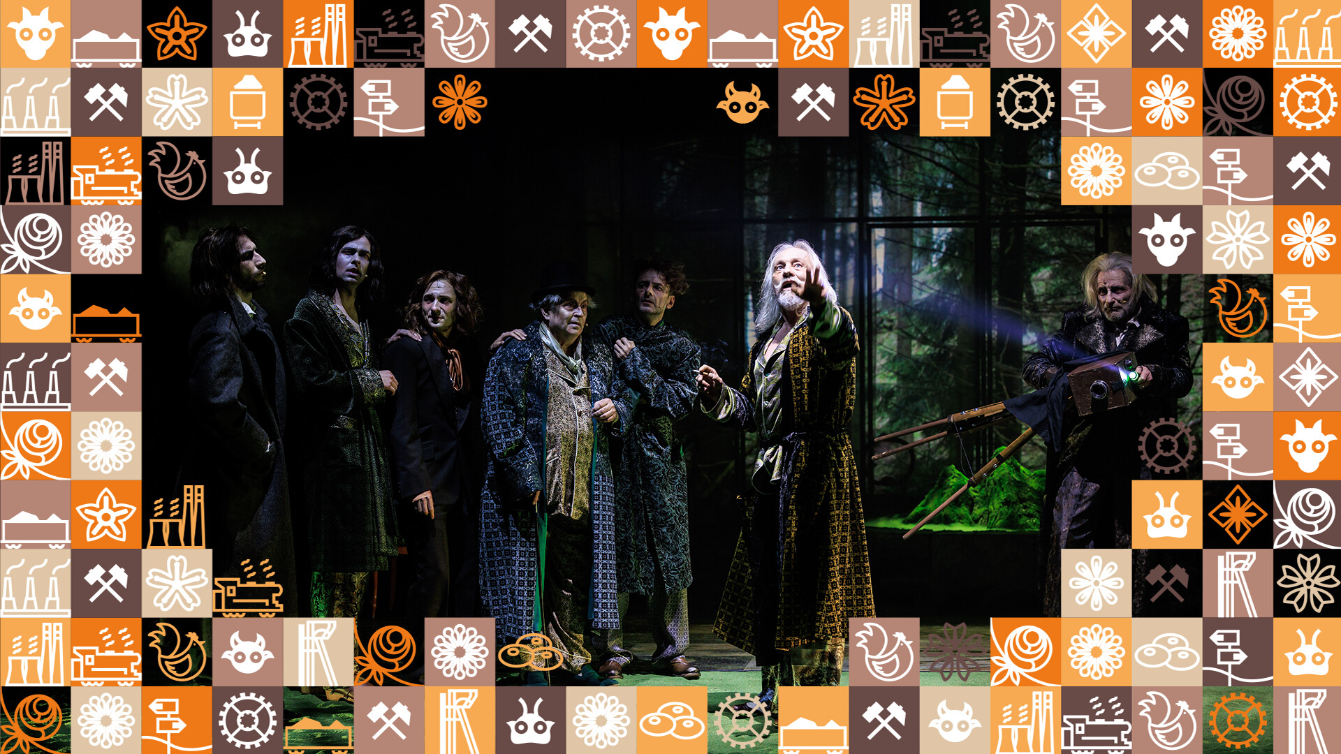 Grupa mężczyzn stojących razem, w centrum oświetlony mężczyzna z wyciągniętą do przodu lewą ręką; wokół zdjęcia ramka z małych kwadracików w różnych kolorach (odcienie pomarańczowego i brązowego) przedstawiające obrazki związane ze Śląskiem, np. szyb górniczy, wagon z węglem, kluski śląskie