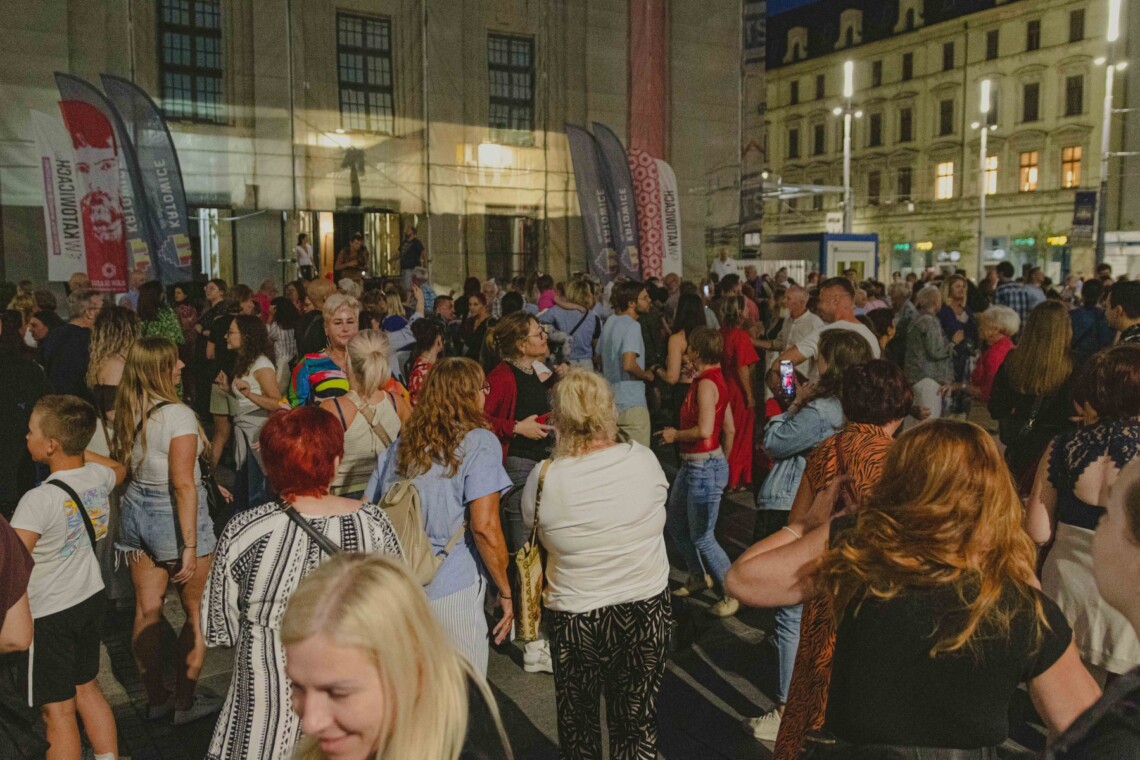Grupa osób przez Teatrem Śląskim