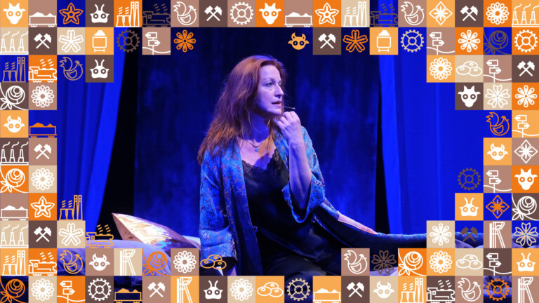 Kobieta w eleganckim szlafroku siedząca bokiem na łóżku; wokół zdjęcia ramka z małych kwadracików w różnych kolorach (odcienie pomarańczowego i brązowego) przedstawiające obrazki związane ze Śląskiem, np. szyb górniczy, wagon z węglem, kluski śląskie