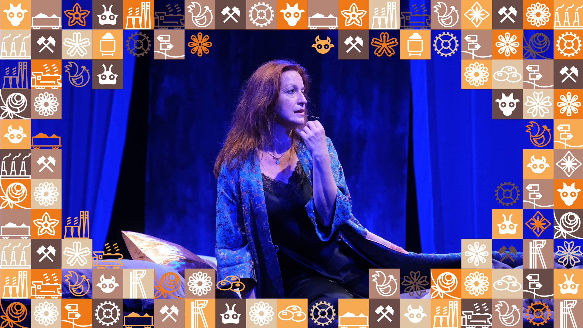 Kobieta w eleganckim szlafroku siedząca bokiem na łóżku; wokół zdjęcia ramka z małych kwadracików w różnych kolorach (odcienie pomarańczowego i brązowego) przedstawiające obrazki związane ze Śląskiem, np. szyb górniczy, wagon z węglem, kluski śląskie