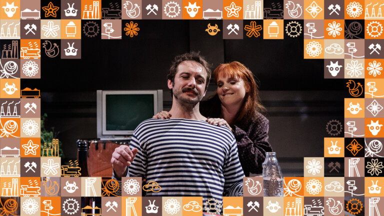 Kobieta za mężczyzną trzyma dłonie na jego ramionach, wygląda jakby robiła mu masaż; wokół zdjęcia ramka z małych kwadracików w różnych kolorach (odcienie pomarańczowego i brązowego) przedstawiające obrazki związane ze Śląskiem, np. szyb górniczy, wagon z węglem, kluski śląskie