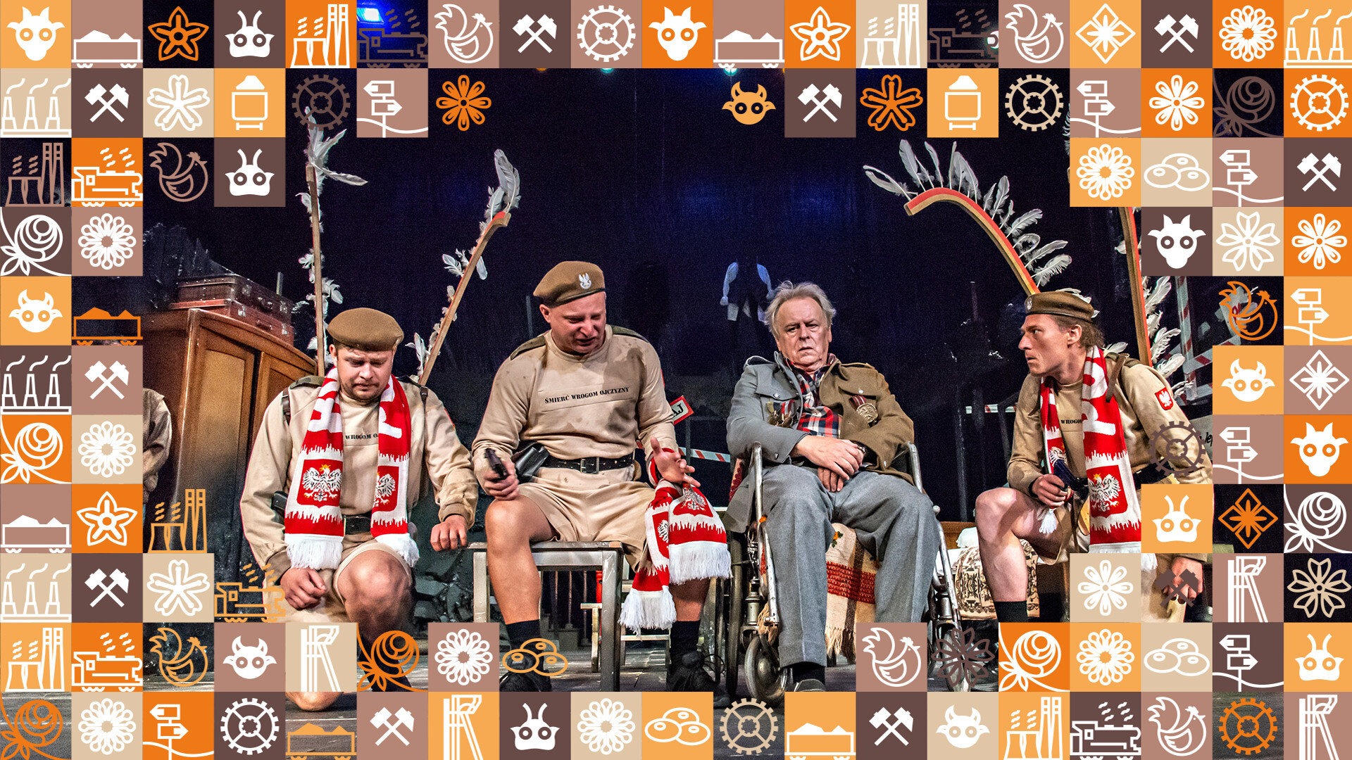 Cztery osoby w rzędzie, mężczyźni po bokach z skrzydłami husarii i szalikami kibicowskimi, mężczyzna z lewej siedzi na taborecie i trzyma w dłoni pistolet, wszyscy trzej są ubrani tak samo, na wzór mundurów z czapkami, dalej na wózku inwalidzkim siedzi starszy mężczyzna z przypiętymi do piersi medalami; wokół zdjęcia ramka z małych kwadracików w różnych kolorach (odcienie pomarańczowego i brązowego) przedstawiające obrazki związane ze Śląskiem, np. szyb górniczy, wagon z węglem, kluski śląskie