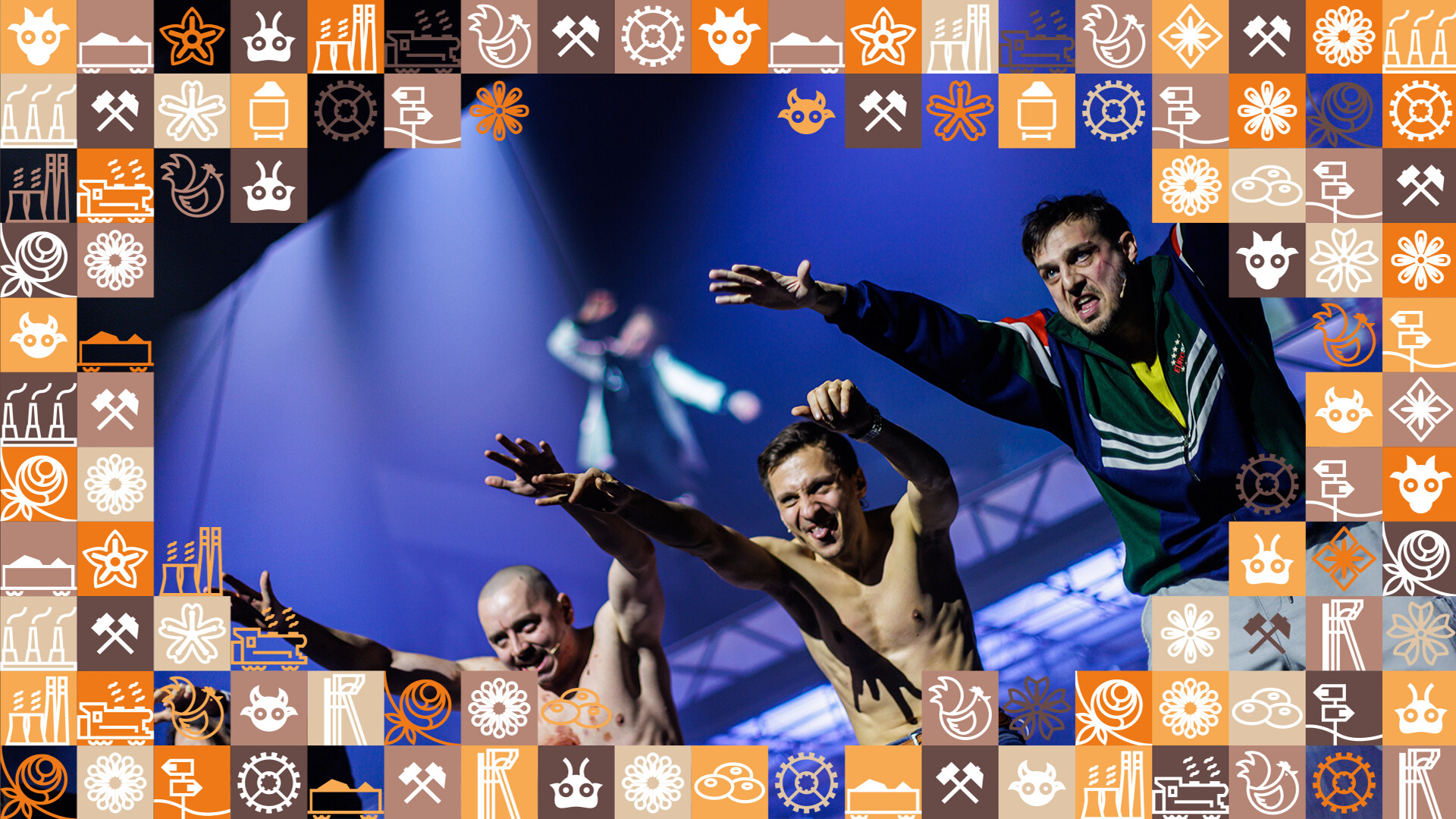 Trzech mężczyzn stojących z wyciągniętymi i uniesiony do przodu rękami, dwóch z nich nie ma koszulek, mają dziwne miny; wokół zdjęcia ramka z małych kwadracików w różnych kolorach (odcienie pomarańczowego i brązowego) przedstawiające obrazki związane ze Śląskiem, np. szyb górniczy, wagon z węglem, kluski śląskie