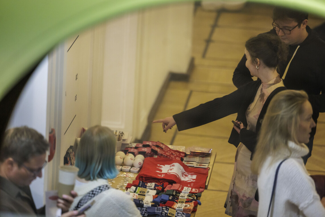 Osoby wokół stoiska ze śląskimi gadżetami, ujęcie z góry