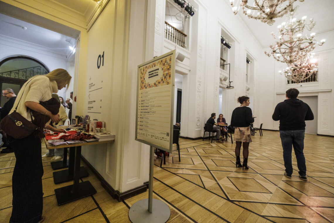 Fofer w Teatrze Studio w Warszawie, z lewej strony kobieta pochylająca się nad stoiskiem ze śląskimi gadżetami