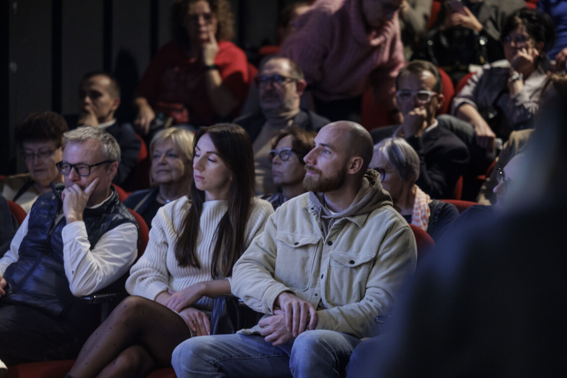 Osoby siedzące na widowni
