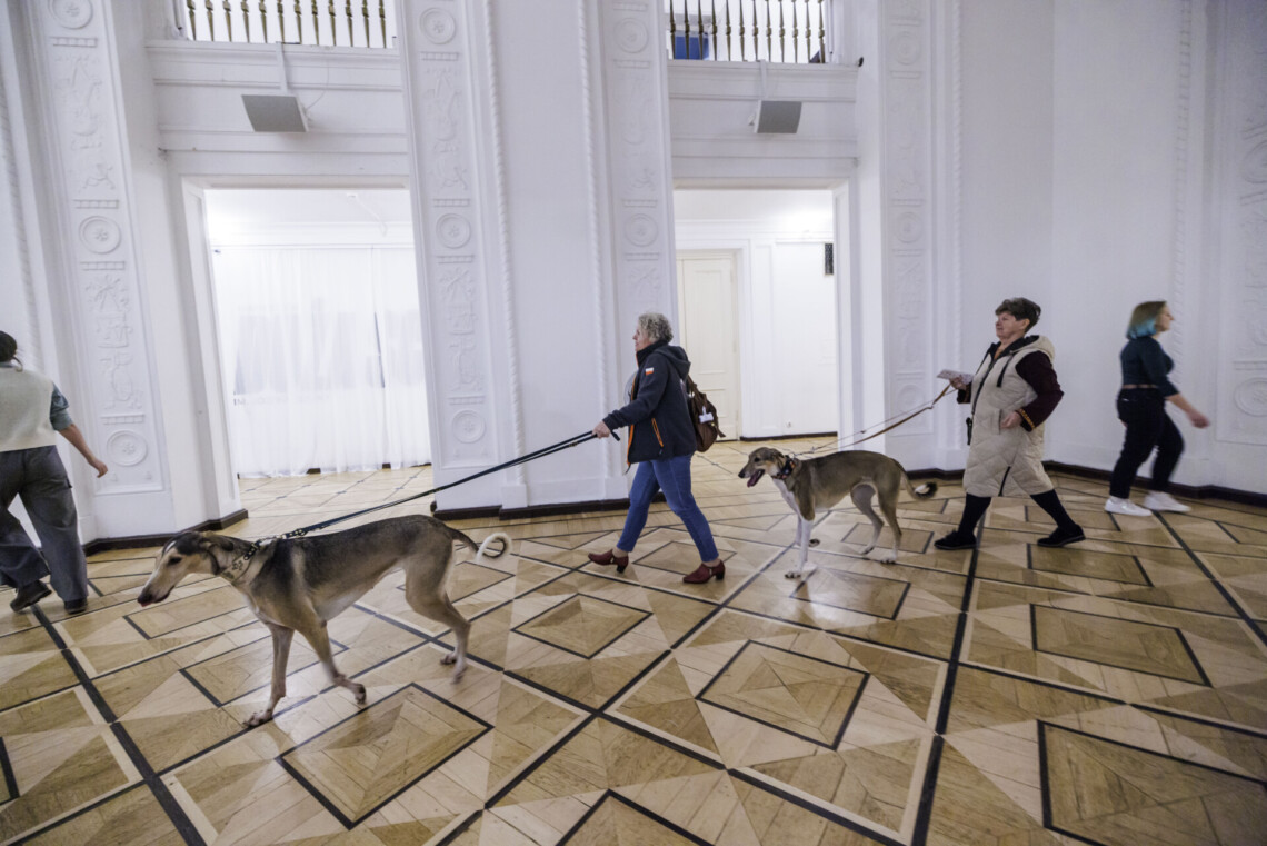 Dwie kobiety z hartami przechadzające się po foyer