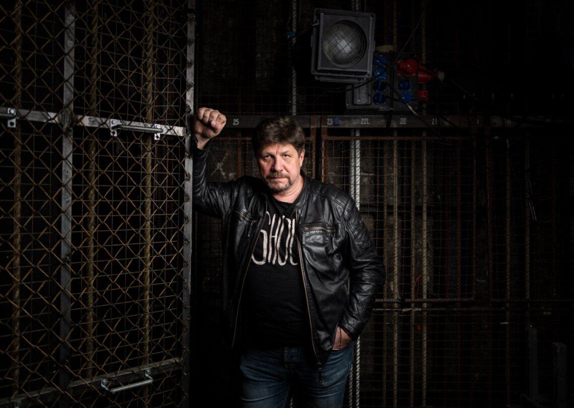 Zdjęcie Roberta Talarczyka na tle kulis Dużej Sceny